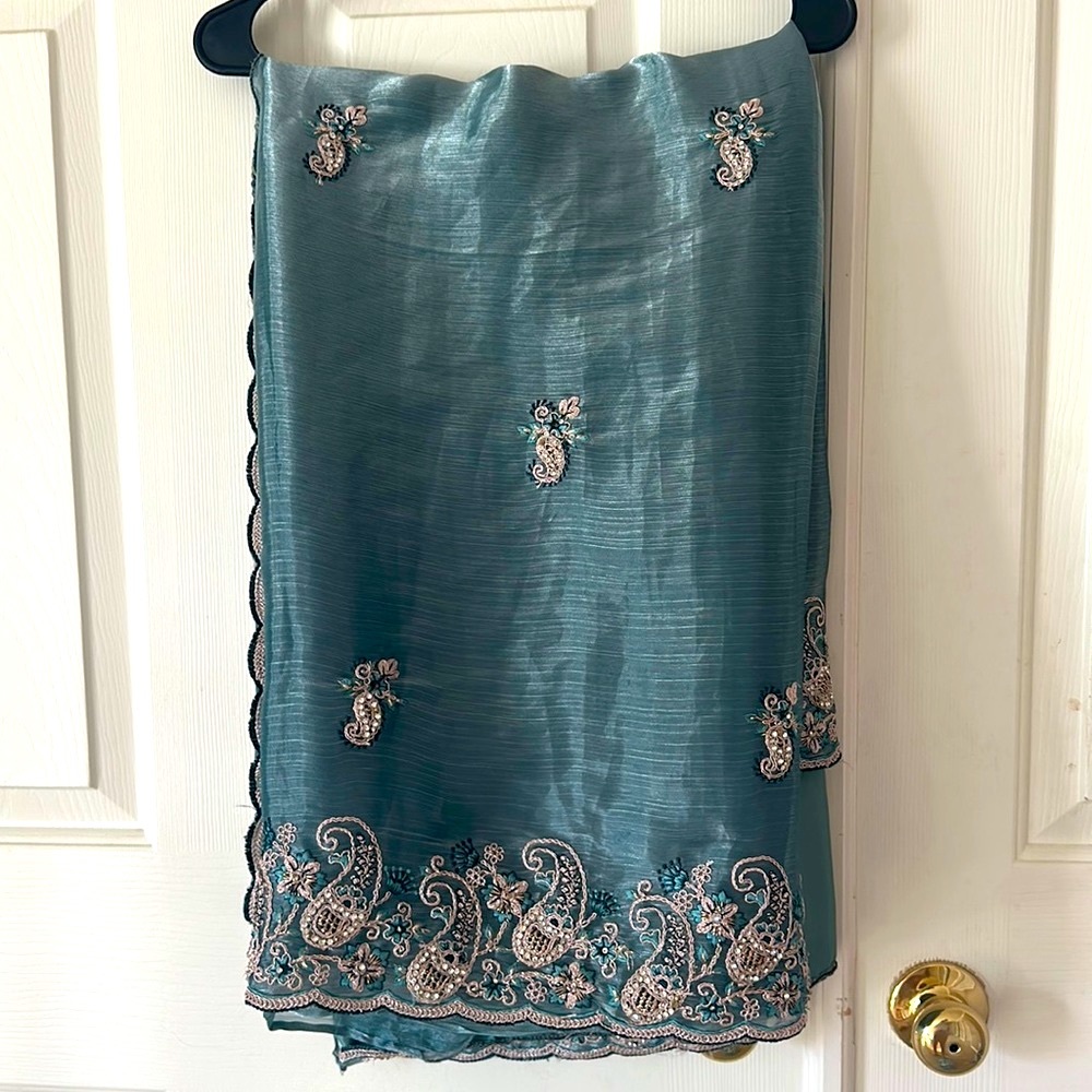 New silk saree set. - Picture 3 of 5